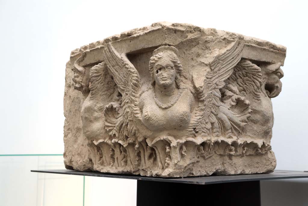 IX.1.20 Pompeii. February 2021. House capital from the entrance. Photographed in Antiquarium, Pompeii.
Photo courtesy of Fabien Bièvre-Perrin (CC BY-NC-SA).