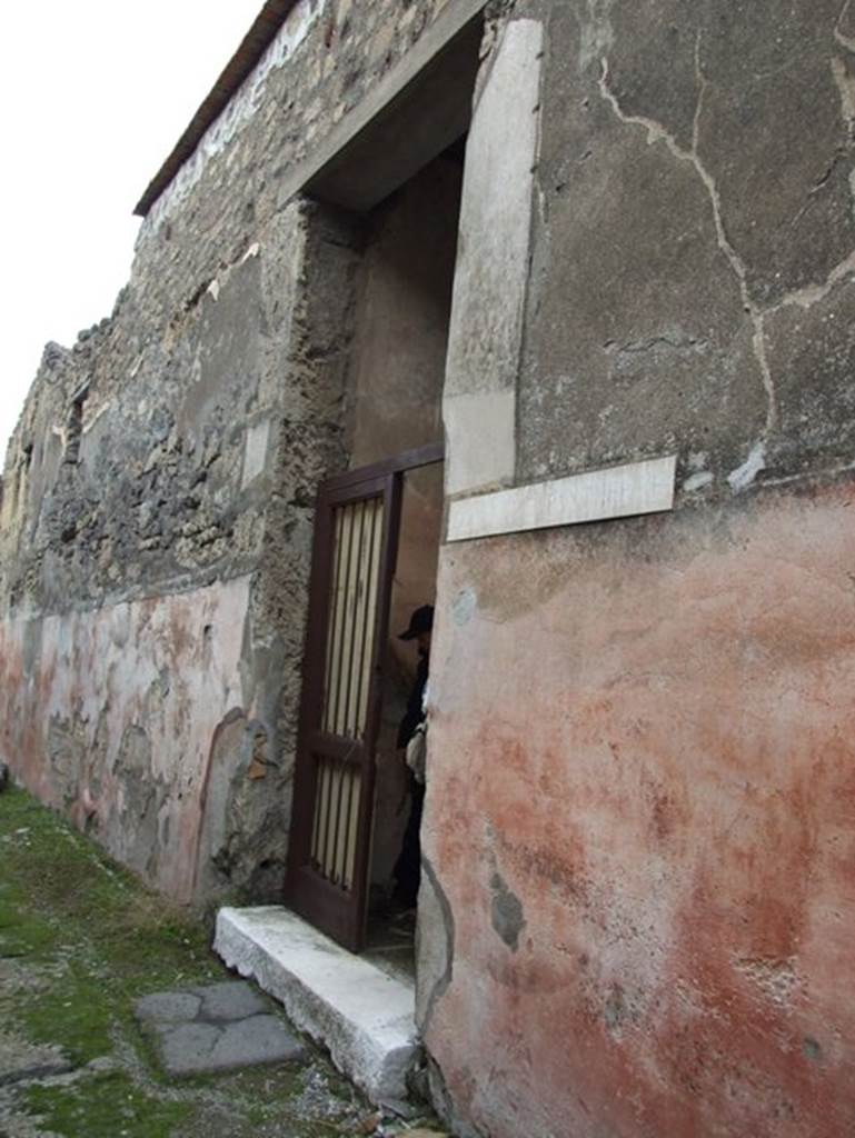 IX.2.16 Pompeii. December 2007. Entrance on Vicolo di Balbo. According to Della Corte, on the left of the principal entrance number at 16, between IX.2.15 and 16, two programmes were found confirming in his view that this was proof that the authoritative and influential (Brittius) Balbus lived here:

A(ulum)  Caprasium  et  Paquium  Proculum  II vir(os)  i(ure)  d(icundo)
Balbus  facit     [CIL IV 935h]            
                       
Cn(aeum)  Helvium  Sabinum  aed(ilem)  Balbus  fecit     [CIL IV 935d]


On the right, a graffito with the attestation of 

A(ulum)  Vettium  Caprasium
Felicem  aed(ilem)  Balbe  rogamus     [CIL IV 935i]

and the graffito epigraph on the other dado:  Q(uintum)  Bruttium    [CIL IV 3159]

See Della Corte, M., 1965.  Case ed Abitanti di Pompei. Napoli: Fausto Fiorentino. (p.214)
