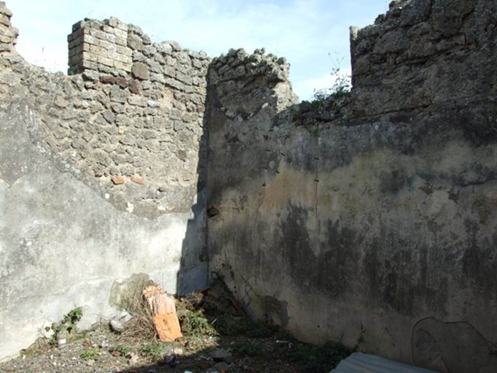 IX.2.16 Pompeii. March 2009.  South east corner of oecus, with windows onto Vicolo di Tesmo, and Vicolo di Balbo. According to Bragantini, the walls of this room were painted white. The dado was white, separated into panels.  The middle zone was white with panels separated by red compartments with candelabra. On the south and west wall, paintings of birds could be seen.
See Bragantini, de Vos, Badoni, 1986. Pitture e Pavimenti di Pompei, Parte 3. Rome: ICCD. (p.416, oecus ‘f’)

