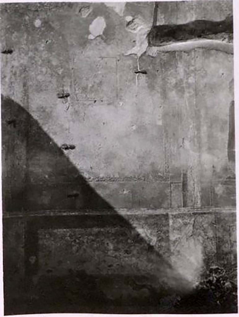 IX.2.27 Pompeii. Pre-1943. West wall of triclinium. Photo by Tatiana Warscher.
See Warscher, T. Codex Topographicus Pompeianus, IX.2. (1943), Swedish Institute, Rome. (no.144.), p. 267.