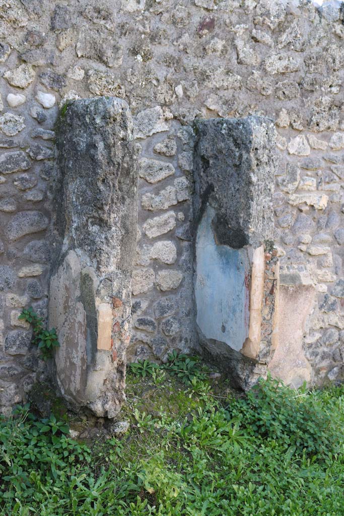 IX.2.27 Pompeii. December 2018.
Looking north-west towards remains of shrine against west wall of peristyle. Photo courtesy of Aude Durand.