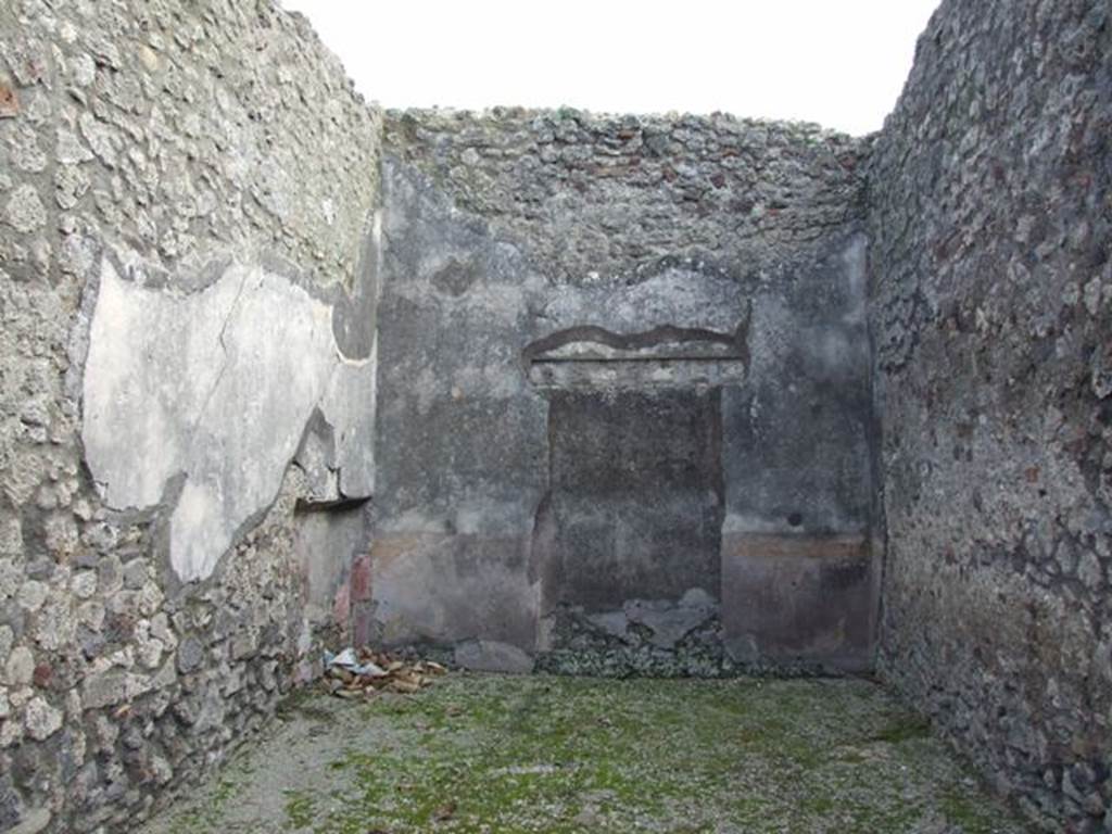 IX.3.15 Pompeii. March 2009. Room 8, south wall of triclinium/exedra.  Originally this wall would have had a doorway connecting to the atrium. The wall was decorated with a red zoccolo/plinth topped with a yellow border. When the wall was blocked up, it only received its coat of plaster and had not been decorated.
