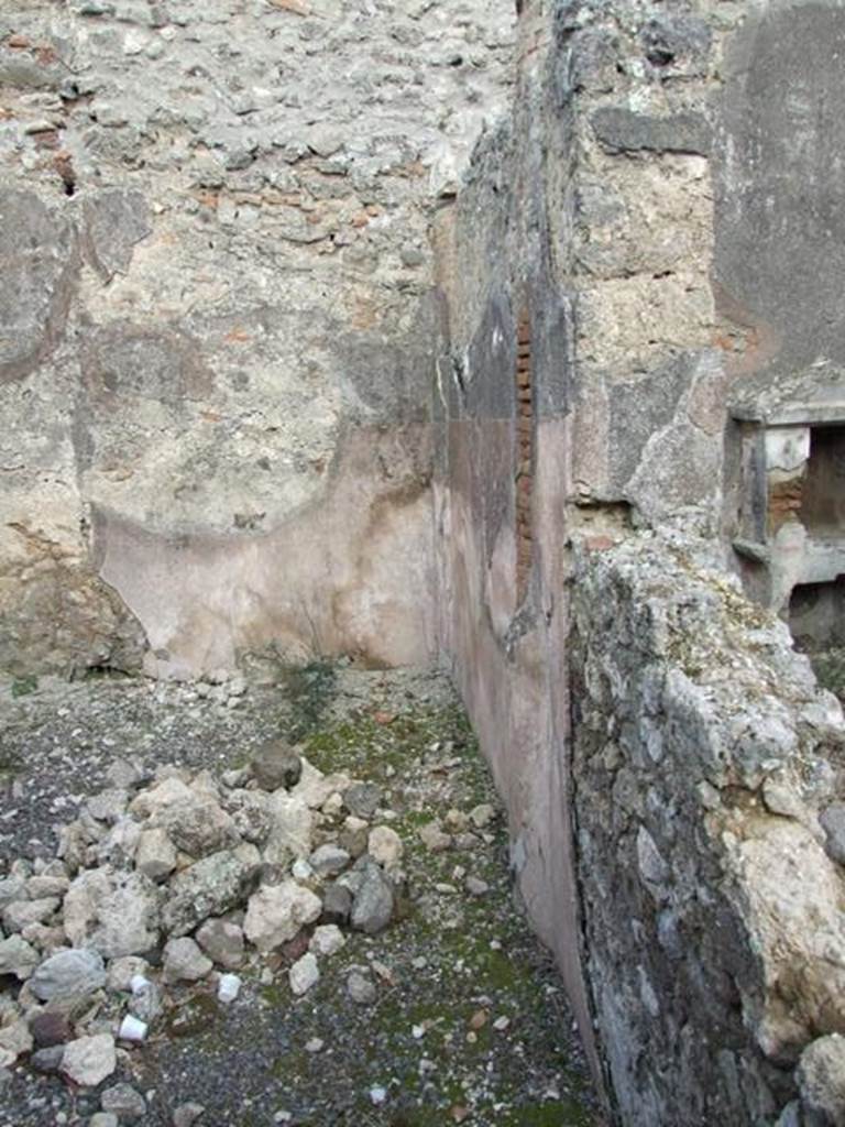 IX.3.15 Pompeii. March 2009. Room 14, triclinium, with window overlooking garden. This room was decorated with a high zoccolo/plinth of cocciopesto with a white middle zone to the walls. On the right, the brick peristyle column can be seen, bricked into the wall. 
