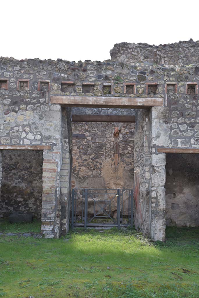 IX.5.18 Pompeii. March 2018. Room “a”, entrance corridor, looking south from atrium.
Foto Annette Haug, ERC Grant 681269 DÉCOR.

