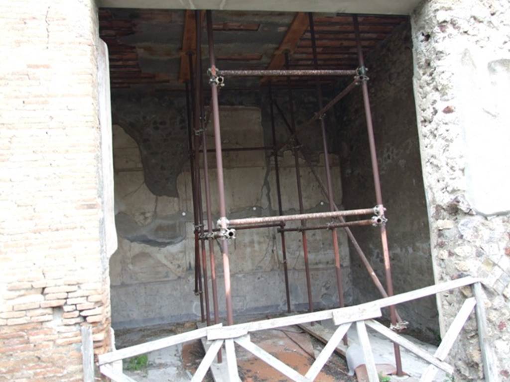 IX.8.6 Pompeii. March 2009.   Room 57,  White Triclinium on North Portico.  Looking North. 