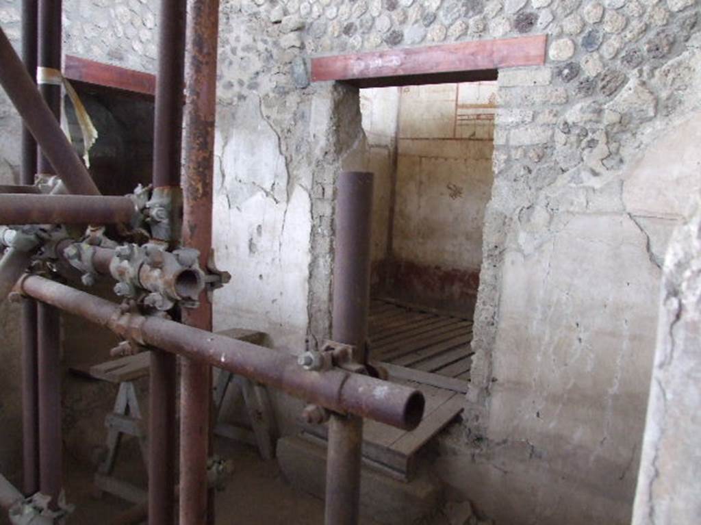 IX.12.6 Pompeii. December 2006. Room “h”, north-west corner.
The doorway to room “i” is in the west wall, and doorway to room “l(L)” is in the north wall.