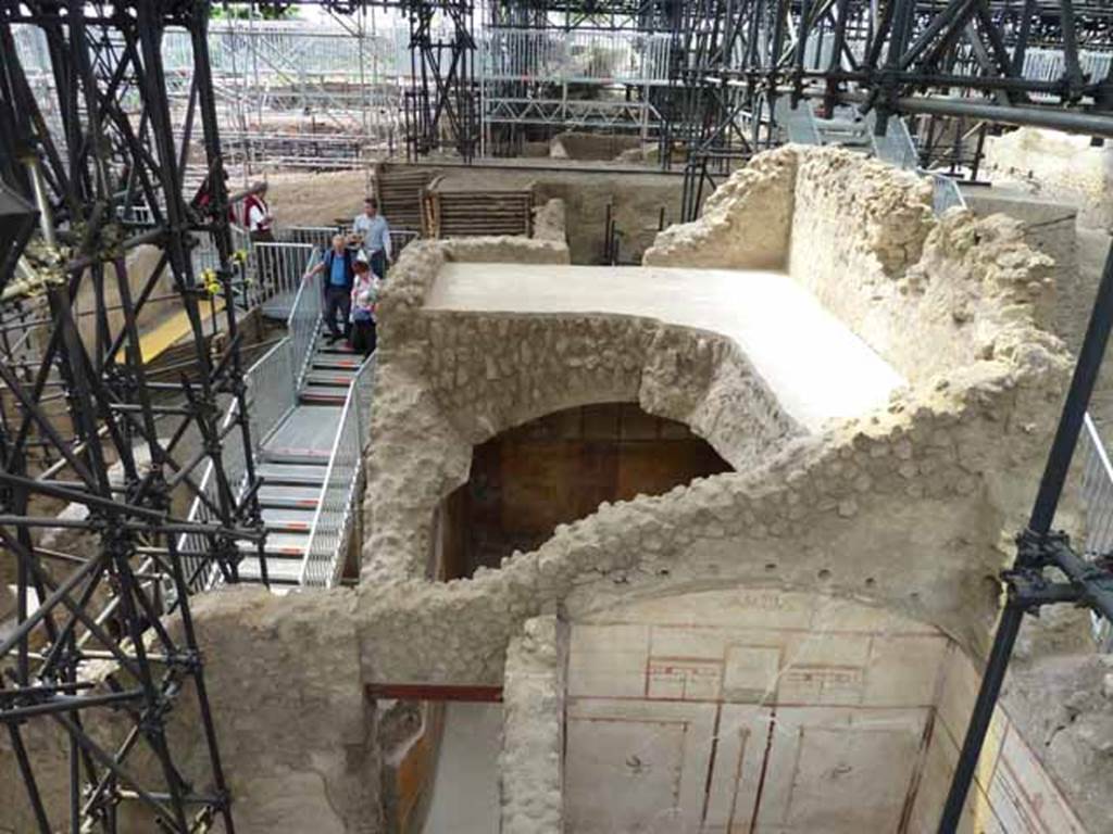 IX.12.6 Pompeii. May 2010. Looking west from above room “l(L)”, towards room “i”.