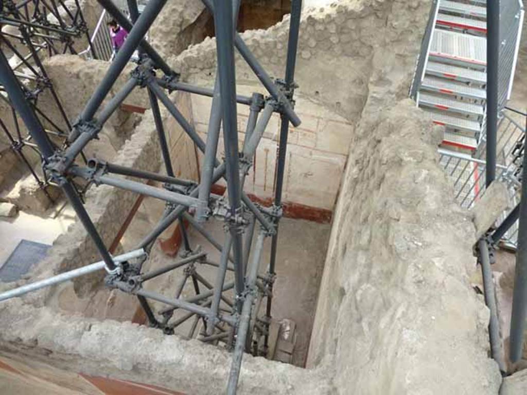 IX.12.6 Pompeii. May 2010. Room “l(L)” from above, looking west.