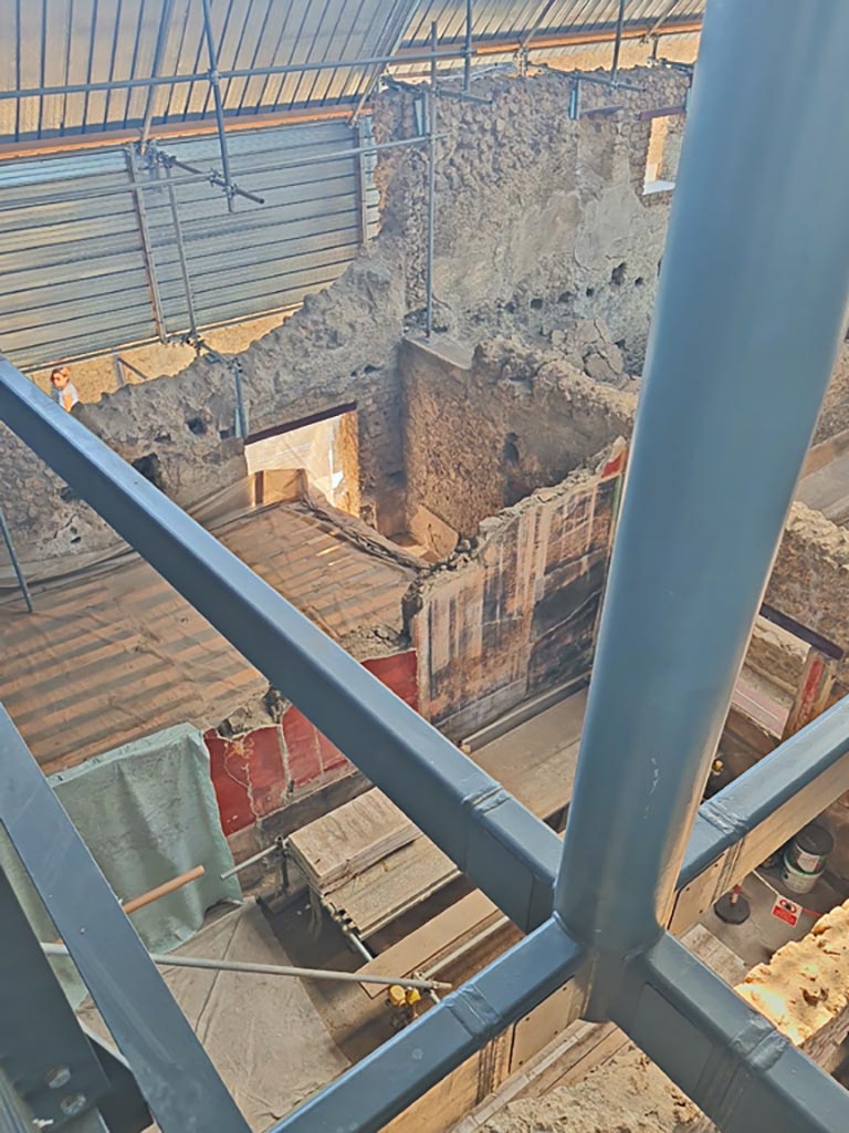 IX.12.6 Pompeii. June 2024.
Looking east from above room “h”, towards room “m”, triclinium, and stable “n” with doorway at IX.12.8.
Photo courtesy of Giuseppe Ciaramella.