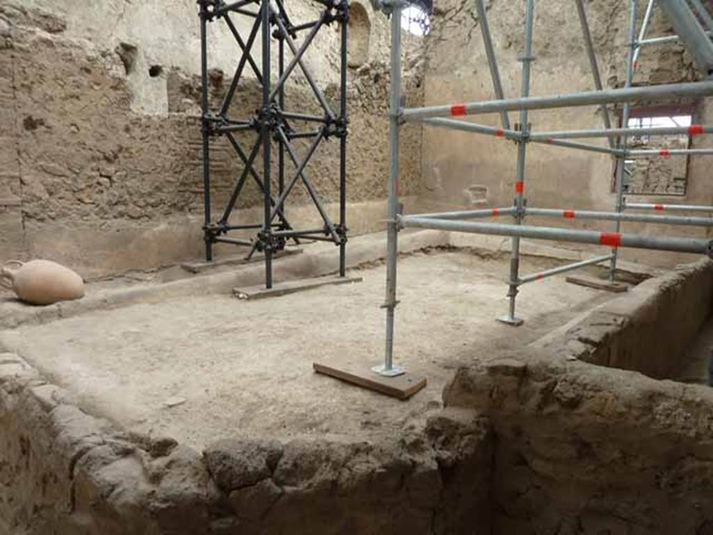 IX.12.6 Pompeii. May 2010. Room “n1”, looking south-east across internal garden.
.