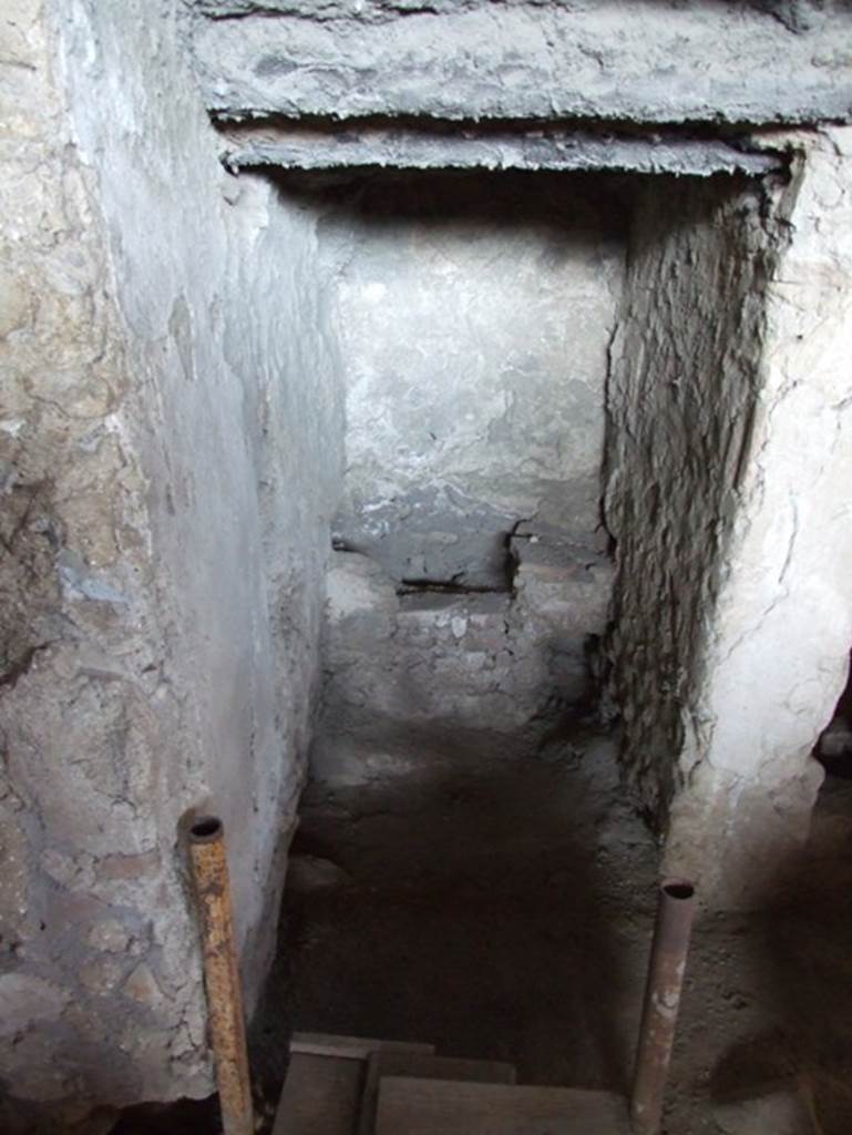IX.12.6 Pompeii. March 2009. Room “o1”, latrine, looking east from room “n1”.