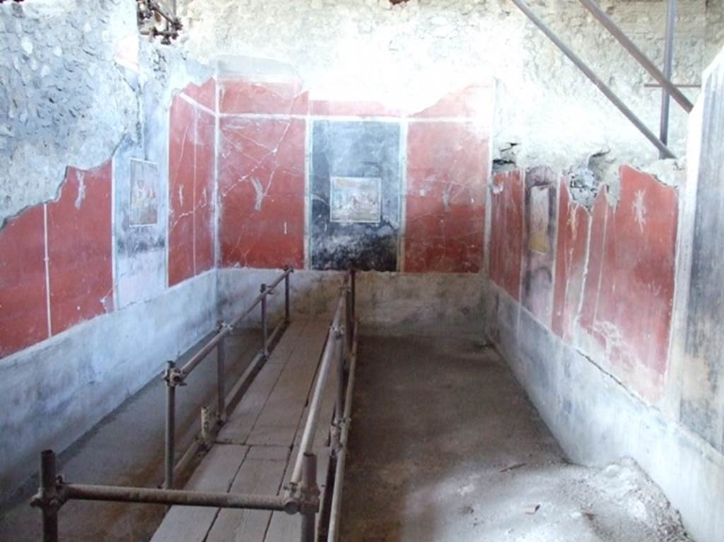 IX.12.6 Pompeii. March 2009. Room “m”, triclinium with banqueting scenes. Looking north.
