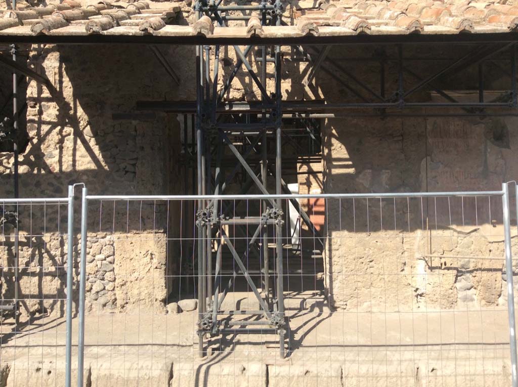 IX.12.6 Pompeii. March 2022. Looking north towards entrance doorway.
Foto Taylor Lauritsen, ERC Grant 681269 DÉCOR.