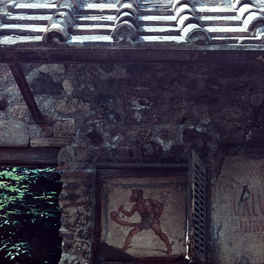 IX.12.6 Pompeii. 1963. Shop sign in situ on right side of front façade.
Photo © Bildarchiv Foto Marburg / Foto: unbekannt; Aufn.-Datum: 1963 - Bilddatei-Nr. fmc418401.
Photo flipped horizontally.