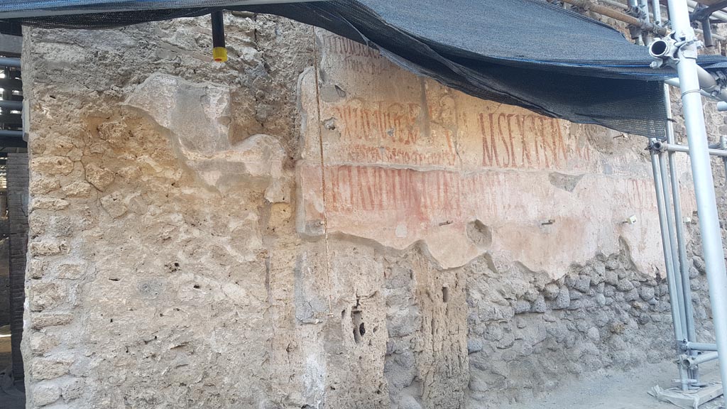 IX.12.6/7 Pompeii. August 2023.
Graffiti on east side of doorway at IX.12.6, between IX.12.6 and IX.12.7. Photo courtesy of Maribel Velasco.