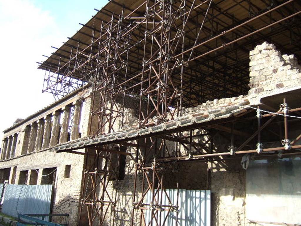 IX.12.6 Pompeii. December 2005. Façade.