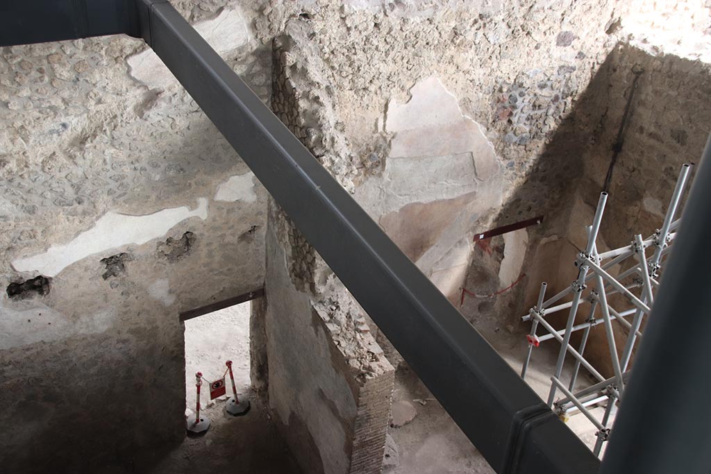 IX.12.6 Pompeii. October 2024.
Looking towards east wall, from above room “e”, the bakery, towards doorway into room “c2”, lower left. On the right is entrance room “b”, with doorway into room “c”.
Photo courtesy of Klaus Heese.