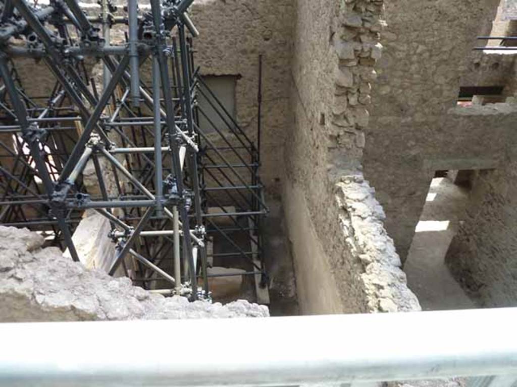 IX.12.6 Pompeii. May 2010. Room “a” from above, looking south.