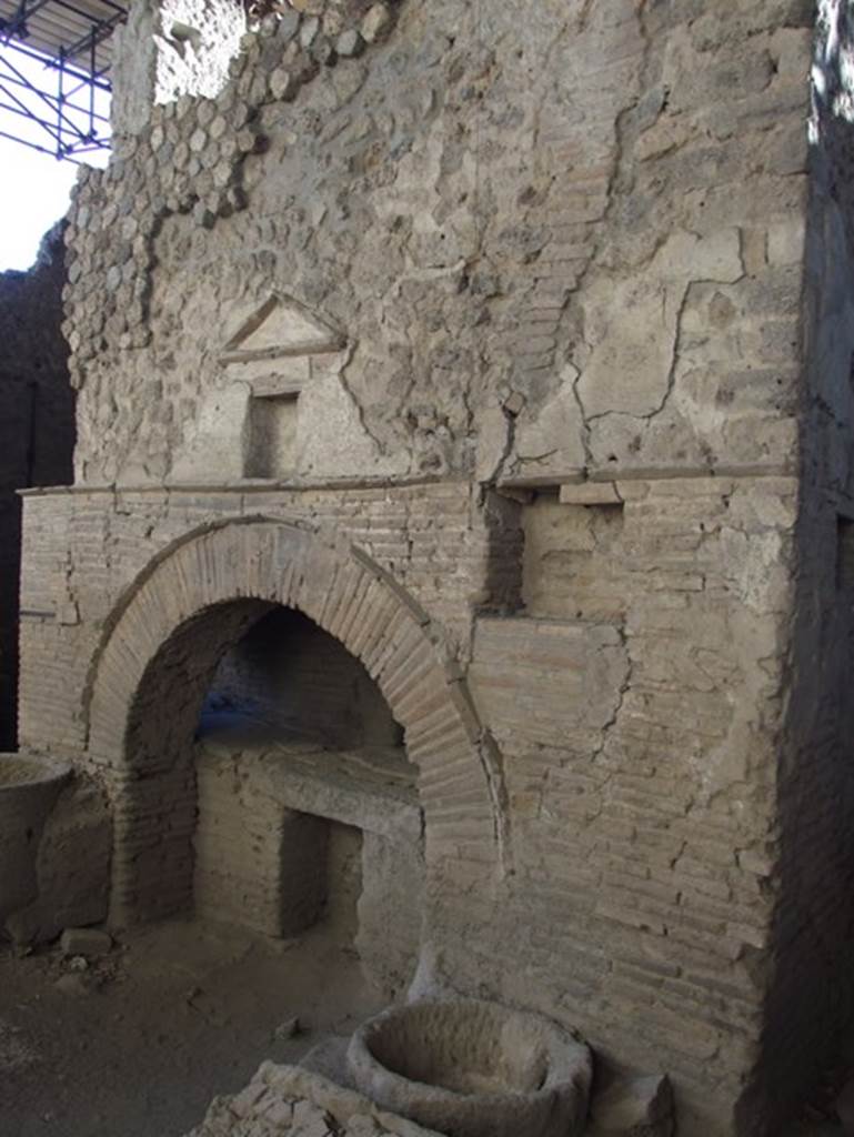 IX.12.6 Pompeii. March 2009. Room “e”, oven “d” in bakery.