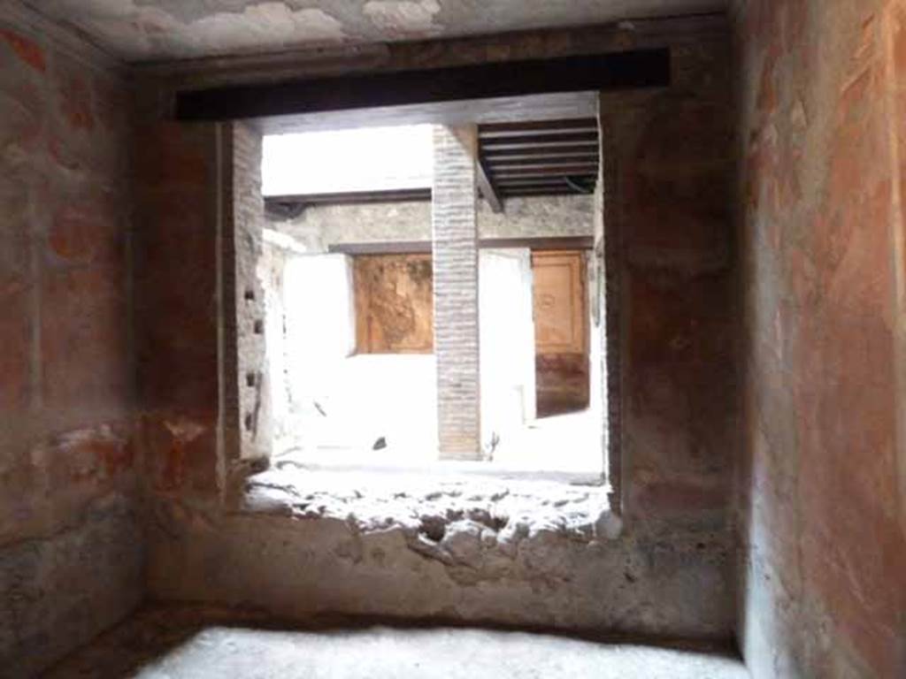 IX.13.1-3 Pompeii. May 2010.  Room 25, north wall with window overlooking kitchen courtyard. Looking north.