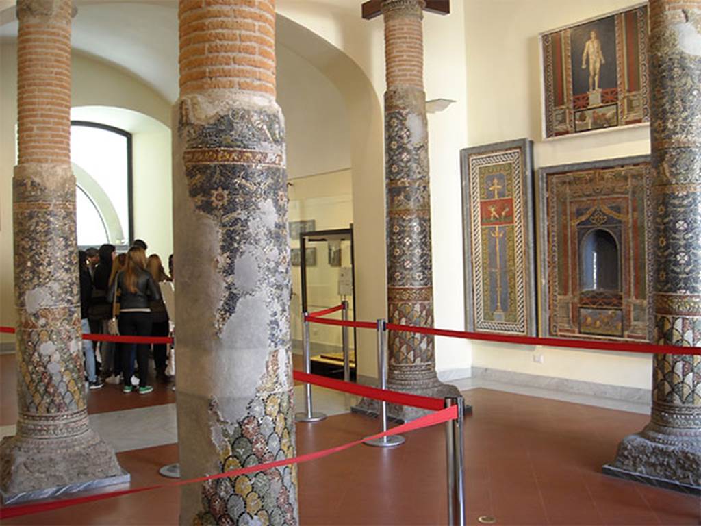 HGE12 Villa of the Mosaic Columns. Detail of stag and cupids lower on the mosaic column. Now in Naples Archaeological Museum. Inventory number 10000.