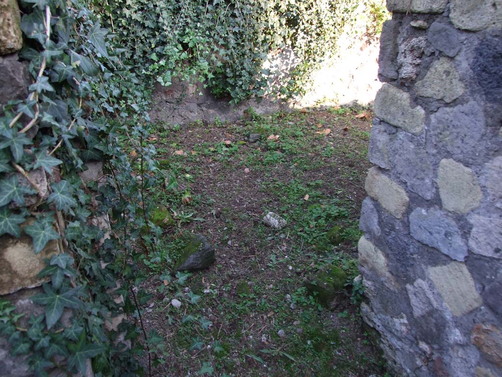 HGE12 Pompeii. December 2006. Room in north-east corner of Villa, with curved wall.