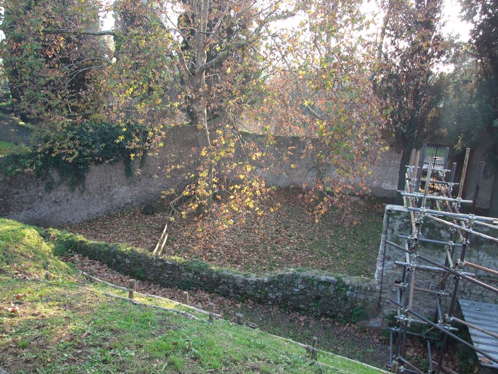 HGE12 Pompeii. December 2006. Looking down from path above onto rooms at north end of Villa.
