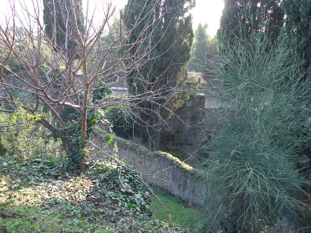 HGE12 Pompeii. December 2006. Looking down from path above, towards south end of garden HGE7A.