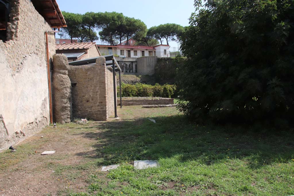 Villa Regina, Boscoreale. September 2021. 
Looking north from south end of east side, from exterior of room XVI towards threshing terrace XVII, in centre. Photo courtesy of Klaus Heese.


