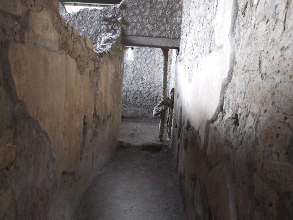 Villa Regina, Boscoreale. December 2006. Looking south along corridor XI towards cubiculum XVI.