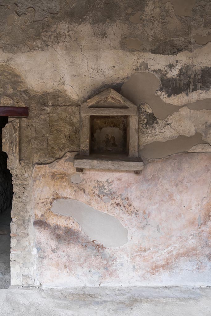 Villa Regina, Boscoreale. October 2021.
Looking towards aedicula temple style niche L on west wall of portico VII. 
Photo courtesy of Johannes Eber.
