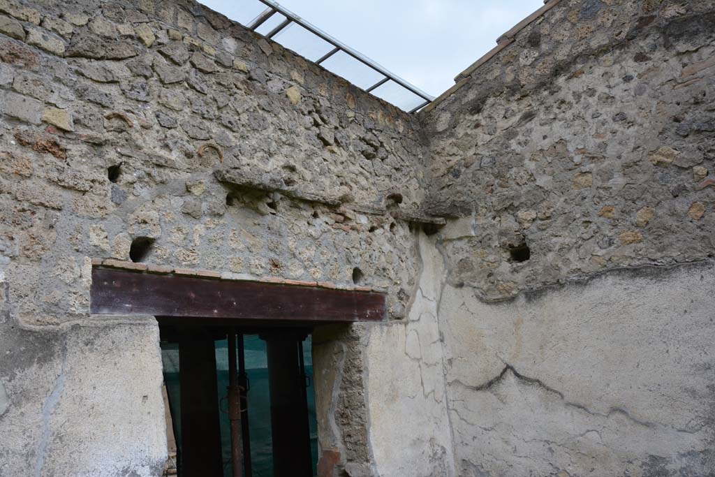 Villa Regina, Boscoreale. April 2017. Detail above doorway on west side, leading into north portico VII.
Photo courtesy Adrian Hielscher.

