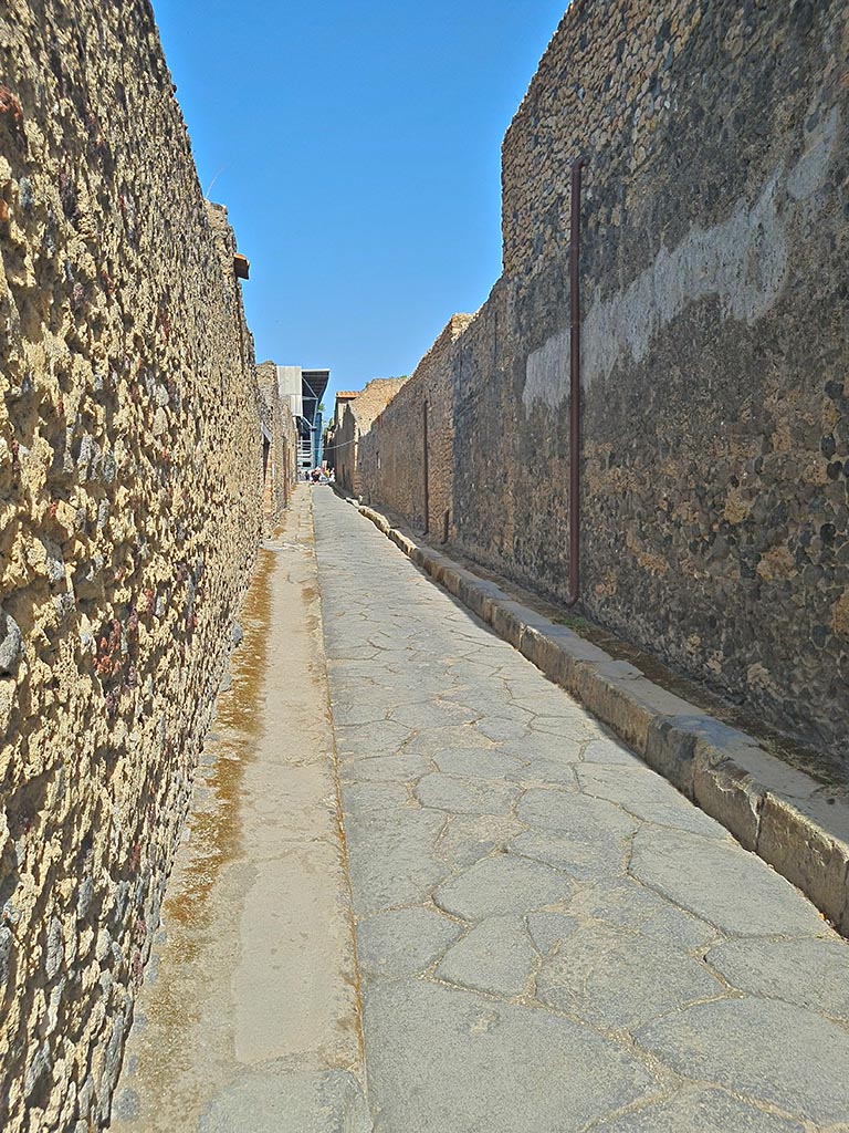 Unnamed vicolo between I.8 (on left) and I.9 (on right), Pompeii. September 2024.
Looking north from junction with Via di Castricio. Photo courtesy of Giuseppe Ciaramella.