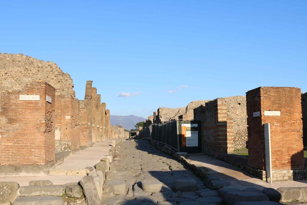 Via di Nola, Pompeii. December 2018. Looking east from the crossroad.
Looking east between V.1, on left, and IX.4, on right, from junction with Via del Vesuvio, on left, and Via Stabiana, on right.
Photo courtesy of Aude Durand.