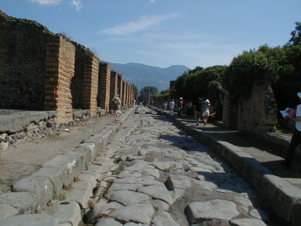 Via Stabiana, between IX.4 and VII.3. September 2004. Looking south from the crossroads.