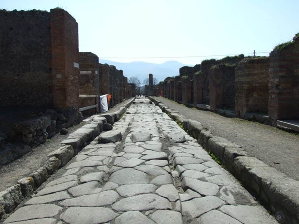 Via Stabiana between IX.4 and VII.2. March 2009. Looking south from junction with Vicolo del Panettiere, towards a junction with an unnamed vicolo. This can be seen on the east side (left) near the white plastic in the photo.