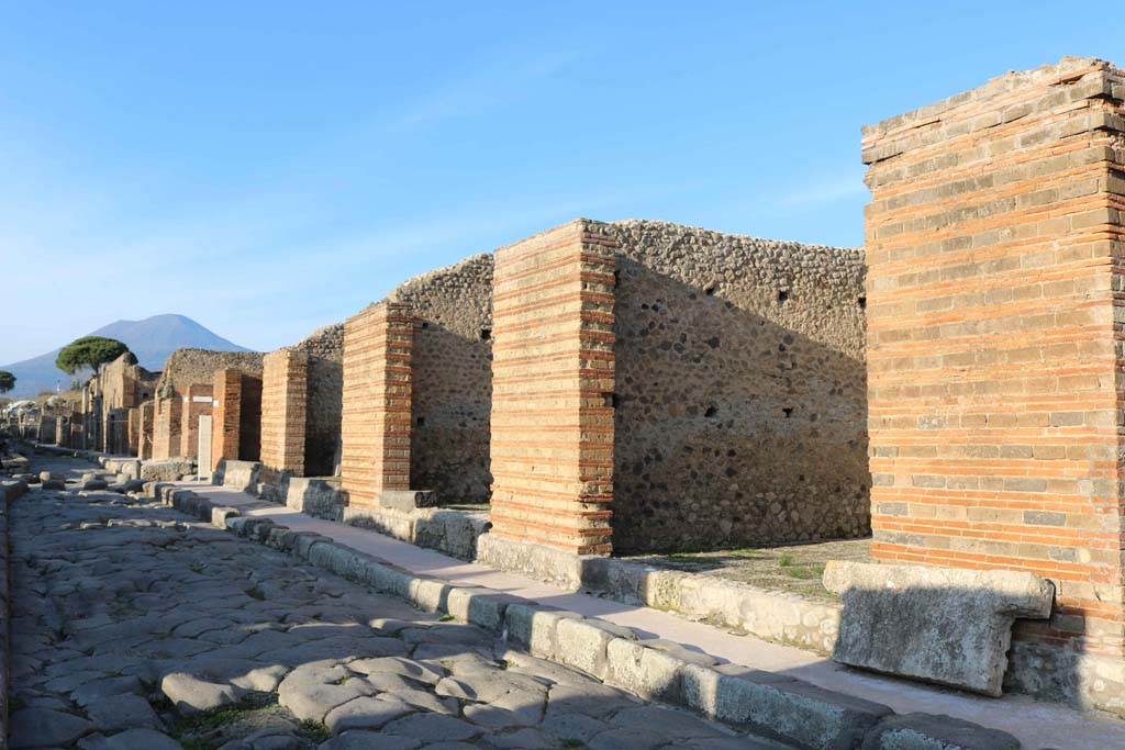 Via Stabiana, east side, Pompeii. December 2018.
Looking north towards junction with Via di Nola, from IX.4.4, on right. Photo courtesy of Aude Durand.