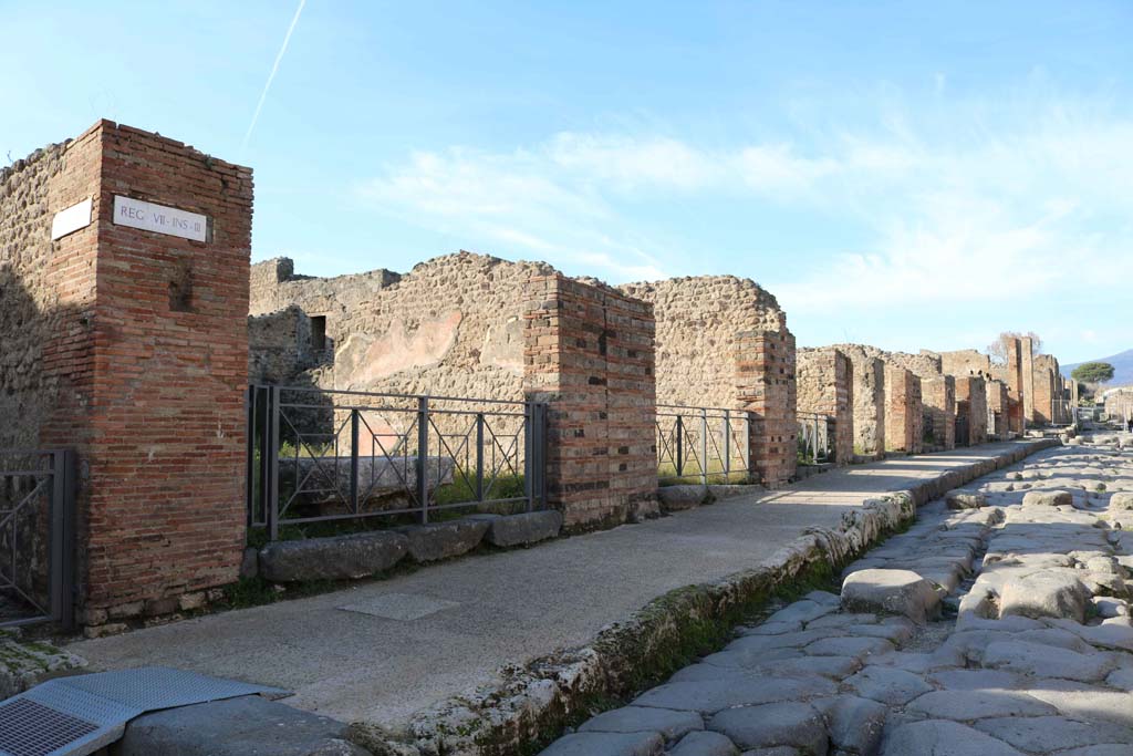 Via Stabiana, west side, Pompeii. December 2018.
Looking north along insula from VII.3.1, from junction with Vicolo del Panettiere. Photo courtesy of Aude Durand.