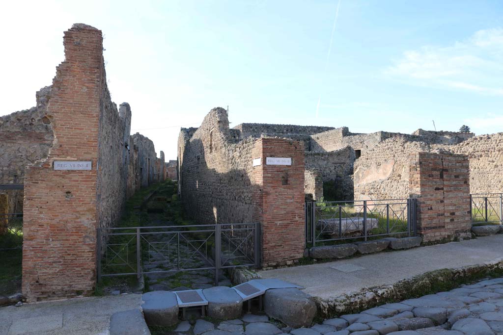 Via Stabiana, west side, Pompeii. December 2018.
Looking west towards Vicolo del Panettiere, between VII.2.15, on left, and VII.3.23, on right. Photo courtesy of Aude Durand.