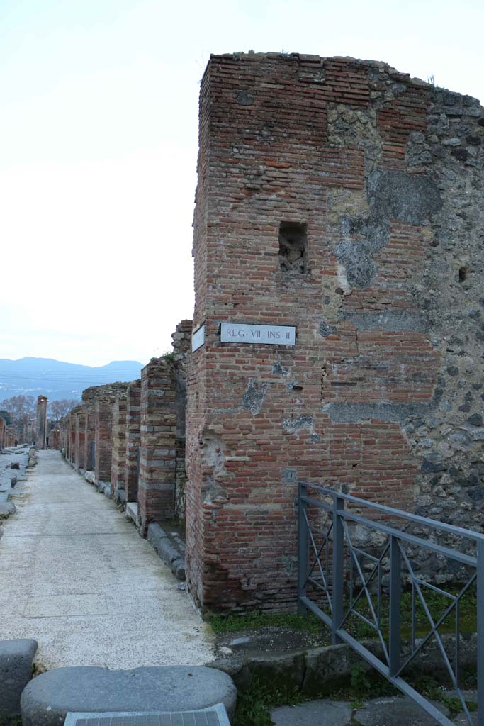 Via Stabiana, west side, Pompeii, on left. December 2018.
Looking south at junction with Vicolo del Panettiere, on right. Photo courtesy of Aude Durand