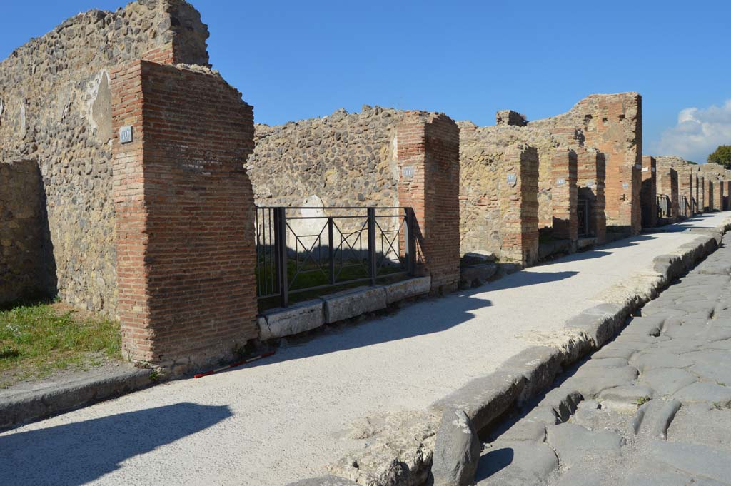 Via Stabiana, west side, Pompeii. October 2017. Looking north from VII.2.10/11, on left, towards VII.3, top right.
Foto Taylor Lauritsen, ERC Grant 681269 DÉCOR.