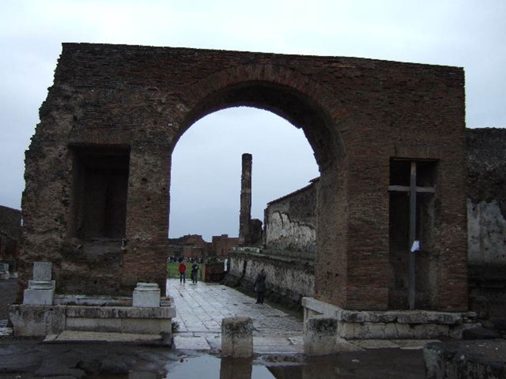 Looking south from Via del Foro. December 2005.Via degli Augustali is a turn to the left at the Forum Arch.  
