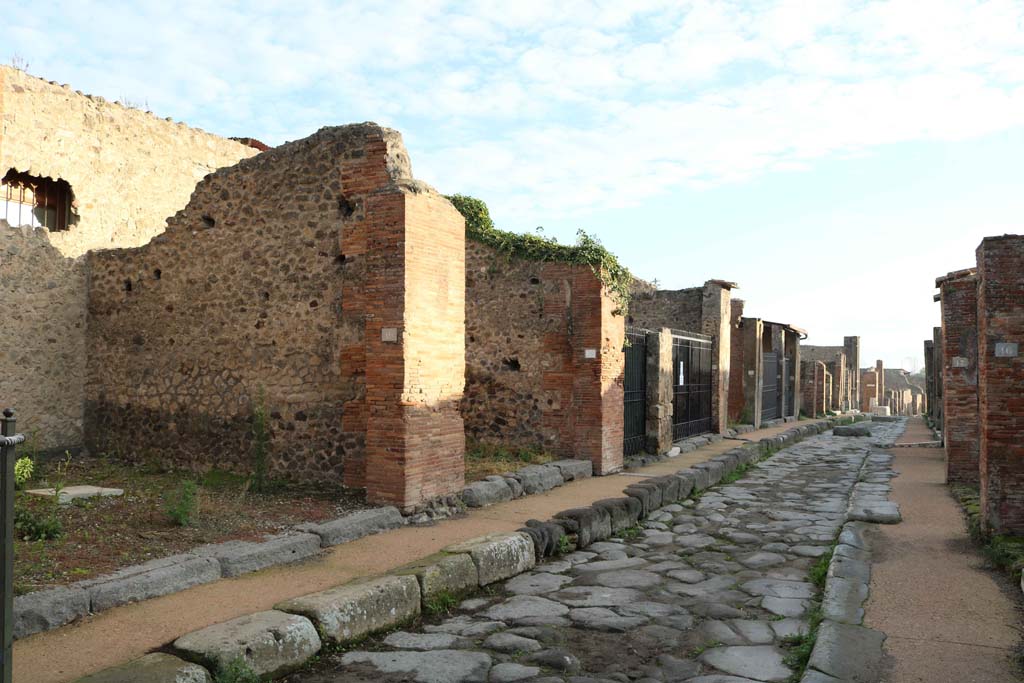 Via degli Augustali, Pompeii. December 2018. 
Looking east from VII.4.19, on left, and VII.9.16, on right. Photo courtesy of Aude Durand.
