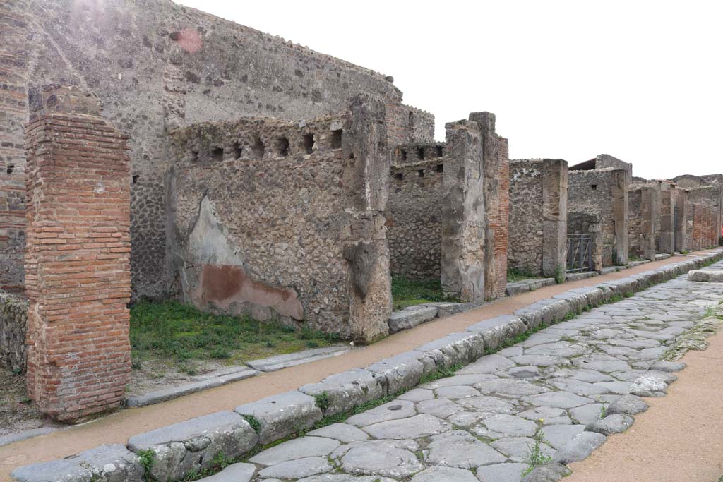 Via degli Augustali, south side, Pompeii. December 2018. Looking west from VII.9.26, on left. Photo courtesy of Aude Durand.