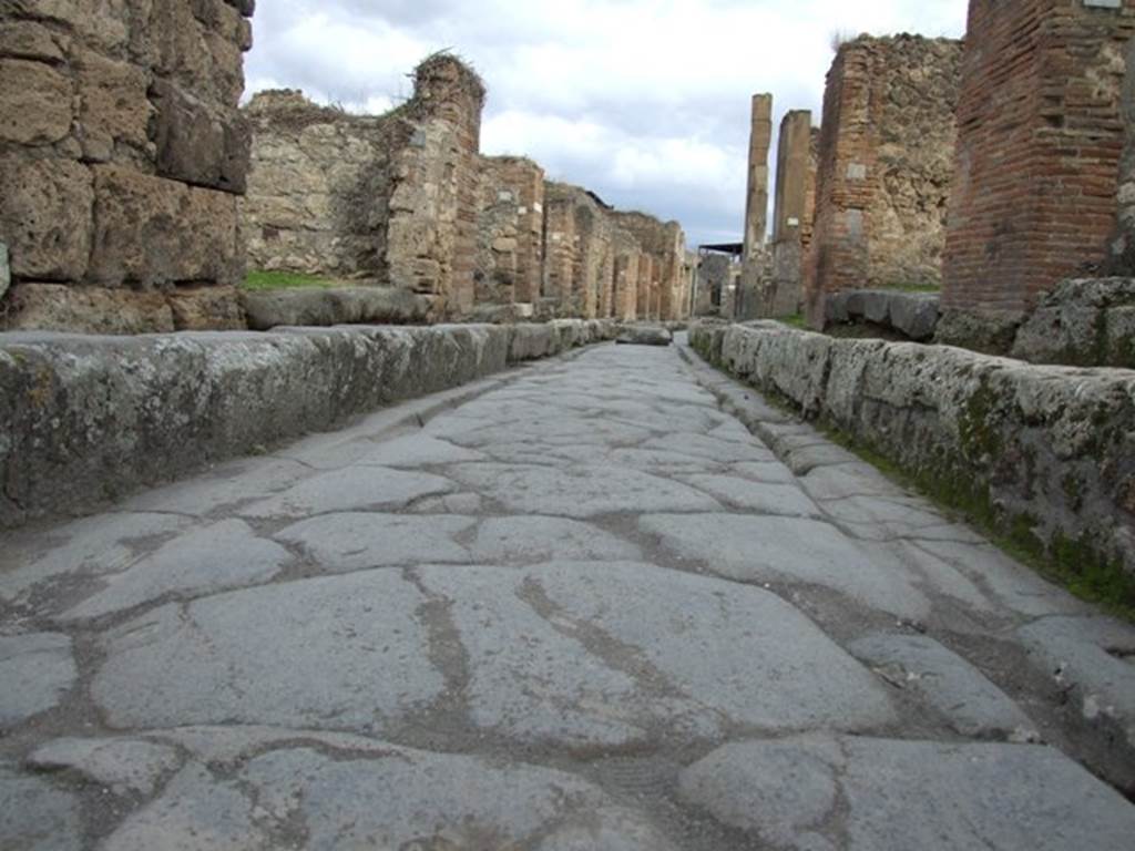 Via degli Augustali. December 2007. Looking east from outside VII.12.4.  