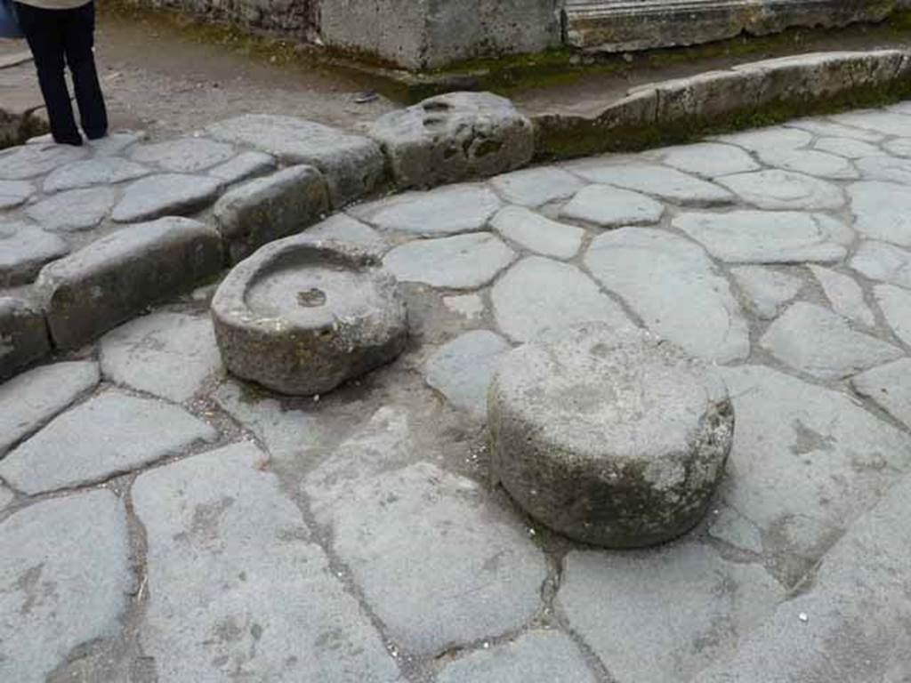 Via degli Augustali, May 2010. Stepping stones in the road at the junction with Vicolo del Lupanare.