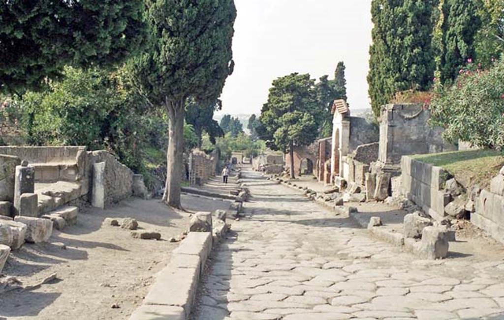 Via dei Sepolcri, Pompeii. October 2001. Looking north. Photo courtesy of Peter Woods.