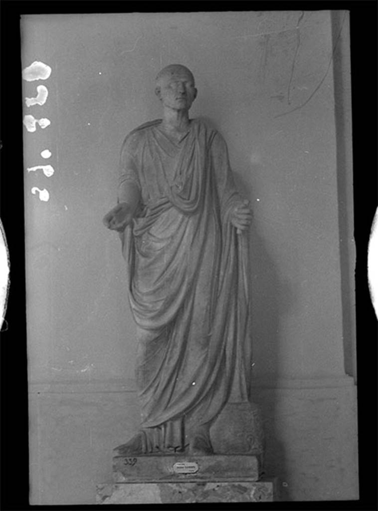 Porta Ercolano or Herculaneum Gate. Statue of Suedius Clemens.
Now in Naples Archaeological Museum. Inventory number 6235.
DAIR 39.923. Photo © Deutsches Archäologisches Institut, Abteilung Rom, Arkiv.
See http://arachne.uni-koeln.de/item/marbilderbestand/2279235