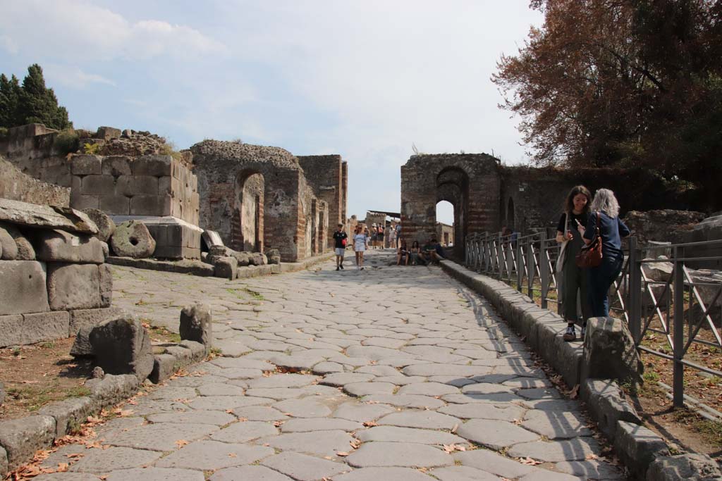 Via dei Sepolcri, September 2021.
Looking south towards Via Pomeriale east part, on left, and Herculaneum Gate. Photo courtesy of Klaus Heese.