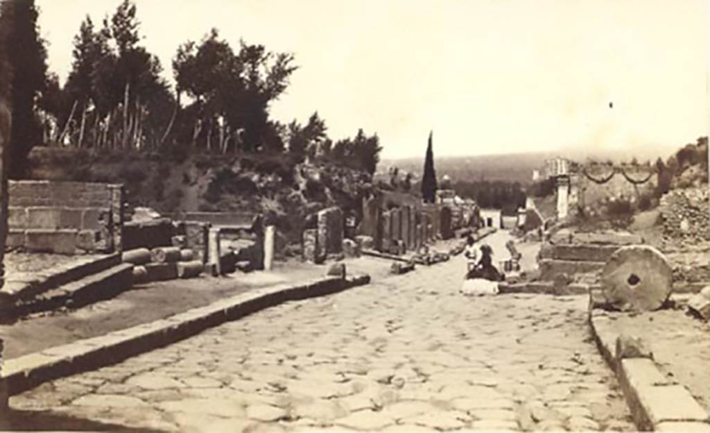 Via dei Sepolcri. Old postcard, c.1869. Looking north showing the east and west parts of Via Pomeriale.
The entrance to the west part can be seen directly opposite to where the lady is sitting.
Photo courtesy of Rick Bauer.
